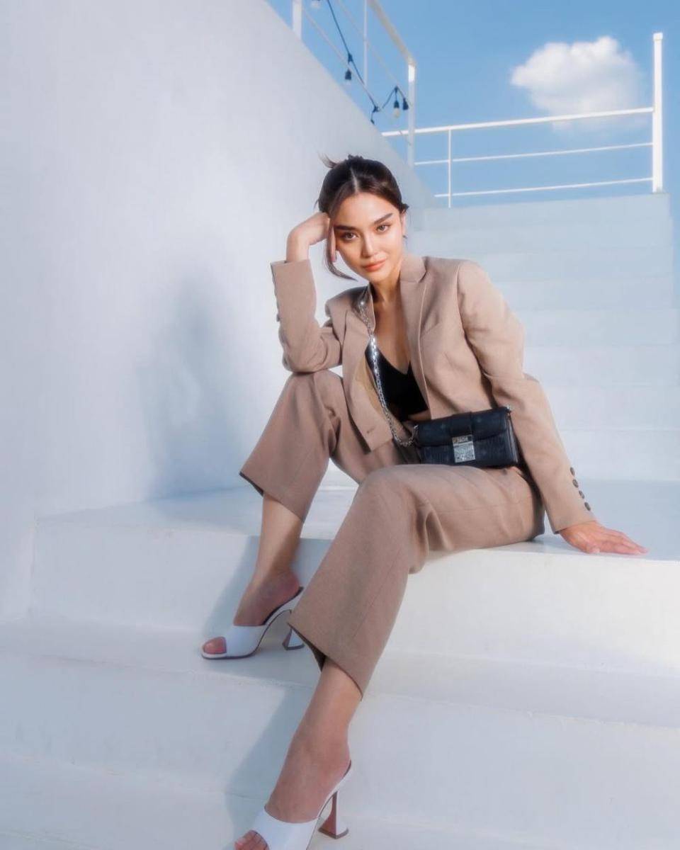 potret ide OOTD ke kantor ala Prang Kannarun (instagram.com/ladiiprang)