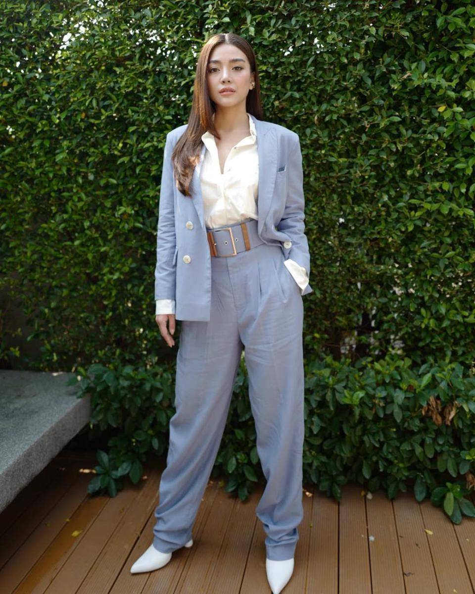 potret ide OOTD ke kantor ala Prang Kannarun (instagram.com/ladiiprang)