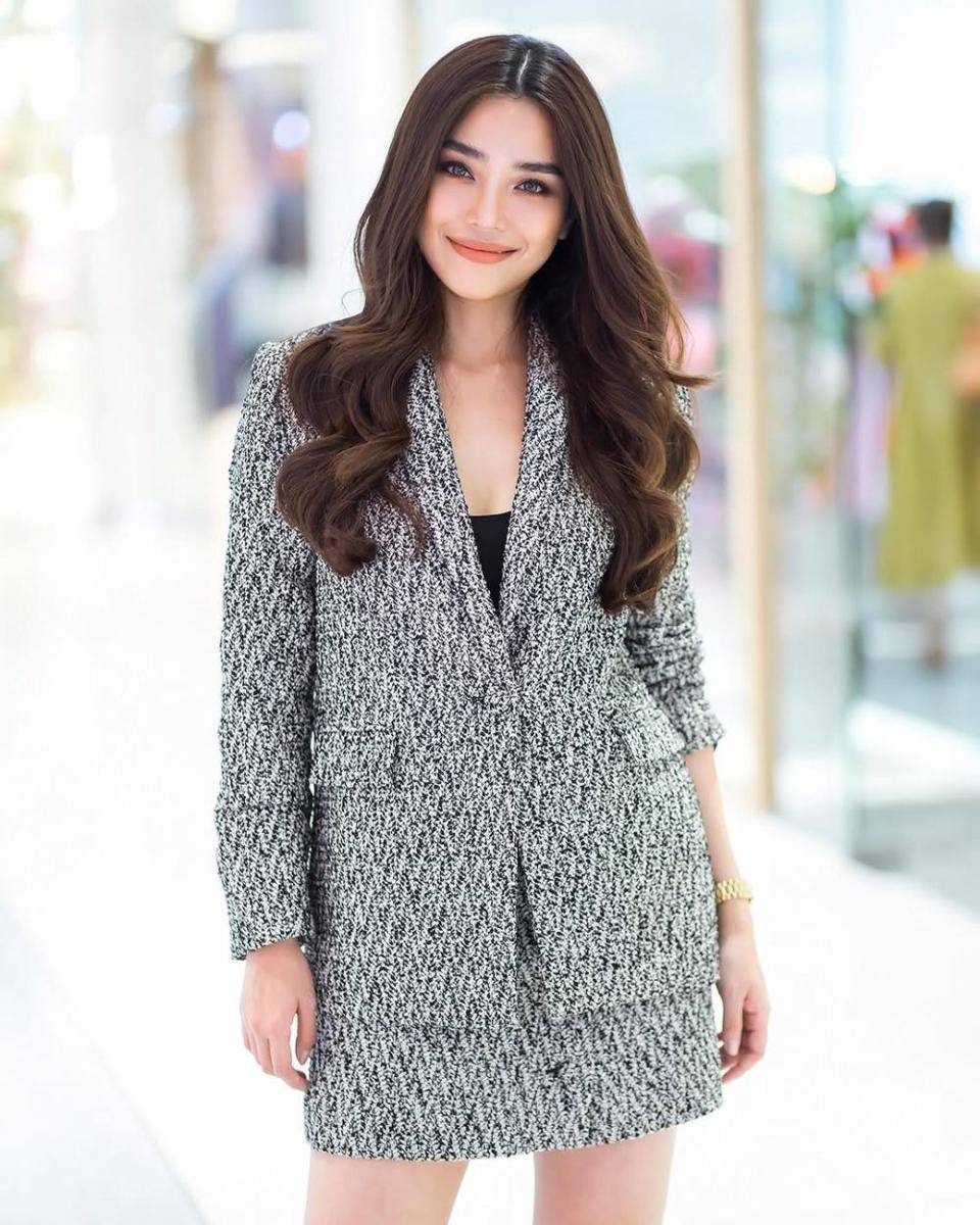 potret ide OOTD ke kantor ala Prang Kannarun (instagram.com/ladiiprang)