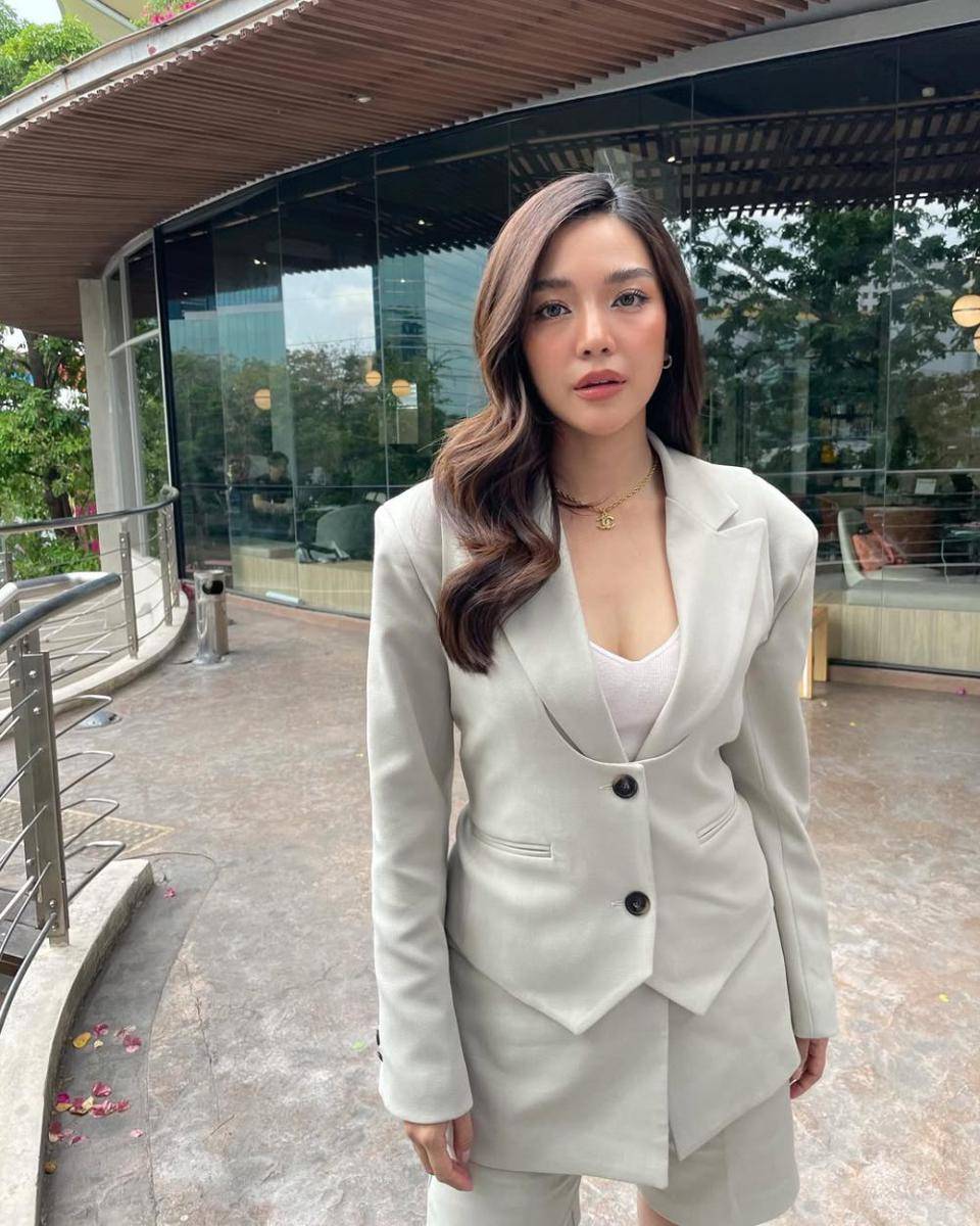 potret ide OOTD ke kantor ala Prang Kannarun (instagram.com/ladiiprang)