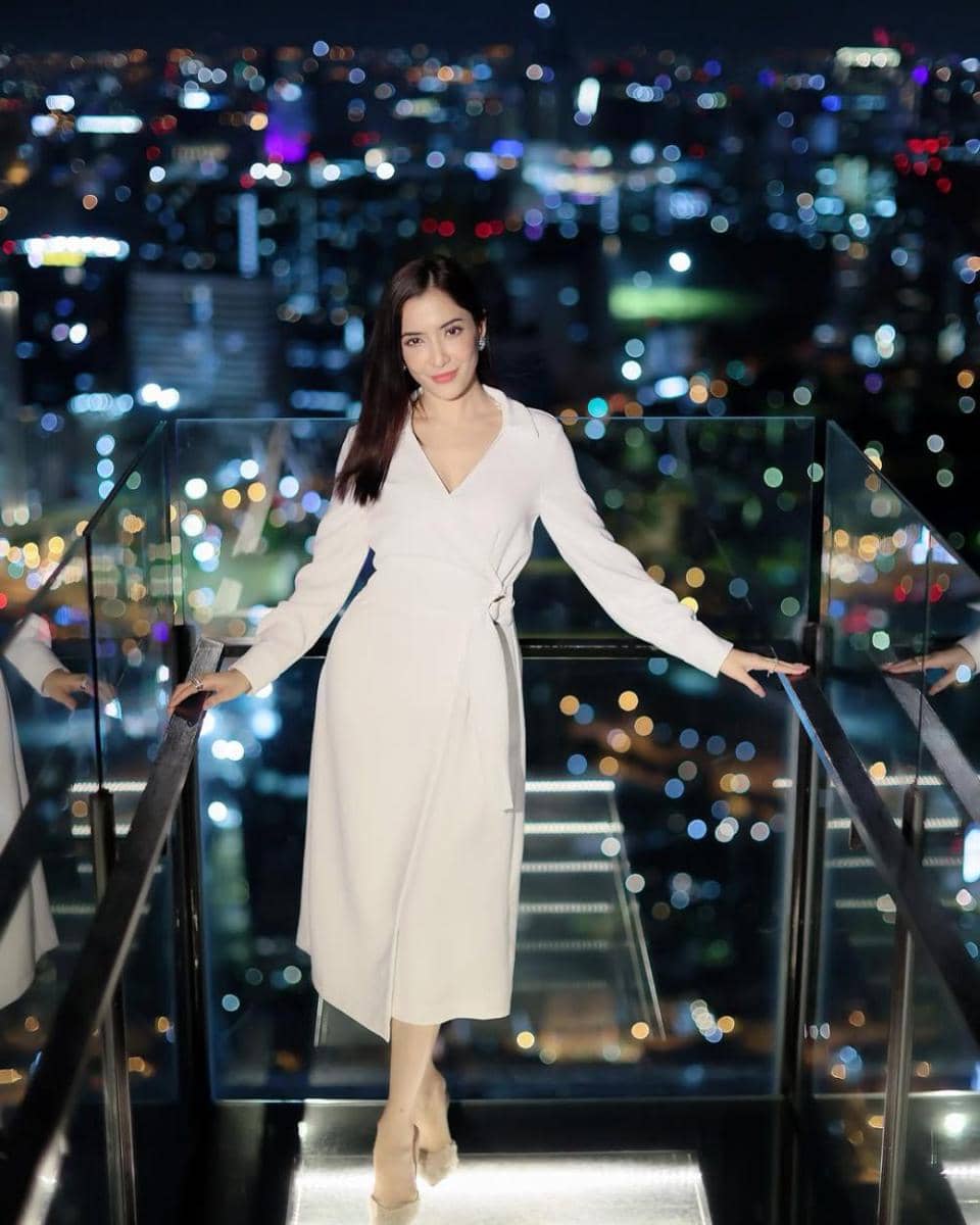 potret ide OOTD elegan smart casual pakai dress nuansa putih ala Pinky Savika