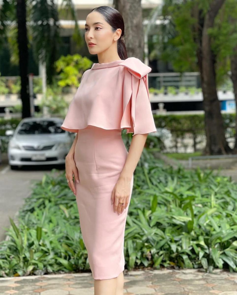 potret ide OOTD pakai midi dress dengan girly look ala Pinky Savika (instagram.com/pinkysavika)