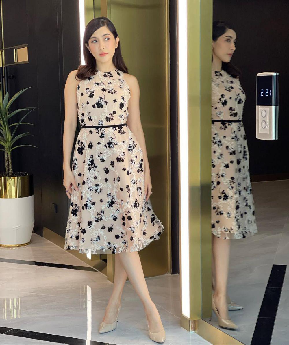 potret ide OOTD pakai midi dress dengan girly look ala Pinky Savika (instagram.com/pinkysavika)