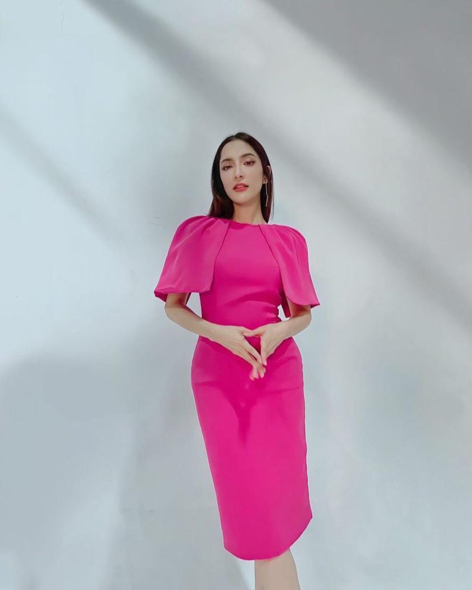 potret ide OOTD pakai midi dress dengan girly look ala Pinky Savika (instagram.com/pinkysavika)