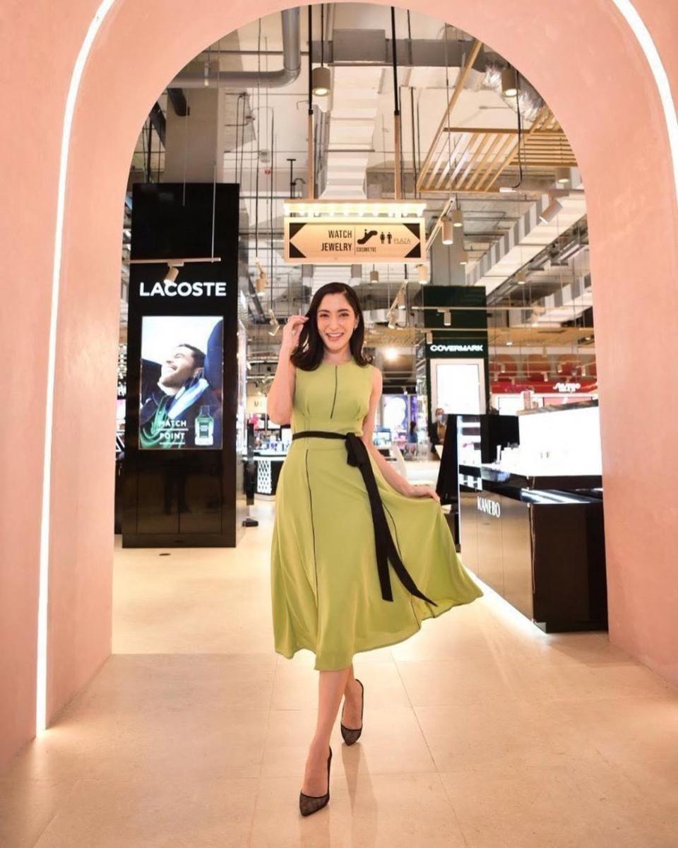 potret ide OOTD pakai midi dress dengan girly look ala Pinky Savika (instagram.com/pinkysavika)