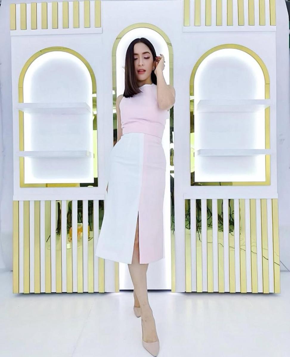 potret ide OOTD pakai midi dress dengan girly look ala Pinky Savika (instagram.com/pinkysavika)