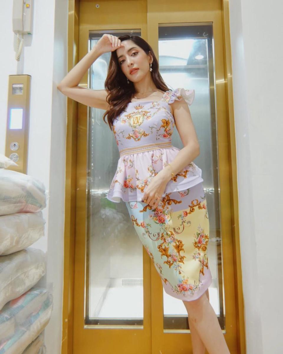 potret ide OOTD pakai midi dress dengan girly look ala Pinky Savika (instagram.com/pinkysavika)