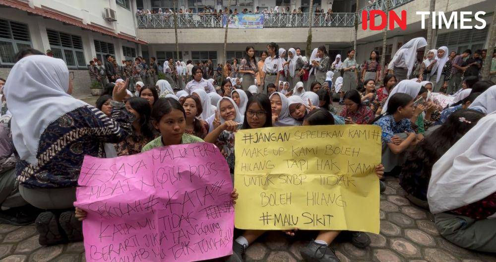 Sejumlah siswa SMK Negeri 10 Medan melakukan aksi tentang SNBP (IDN Times/Indah Permata Sari)