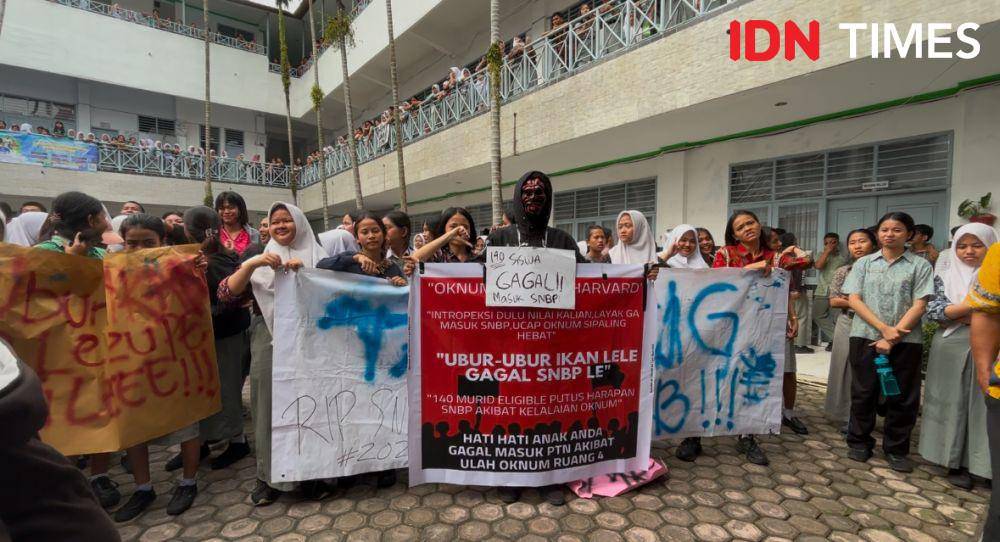 Suasana demo terkait SNBP di SMK Negeri 10 Medan (IDN Times/Indah Permata Sari)
