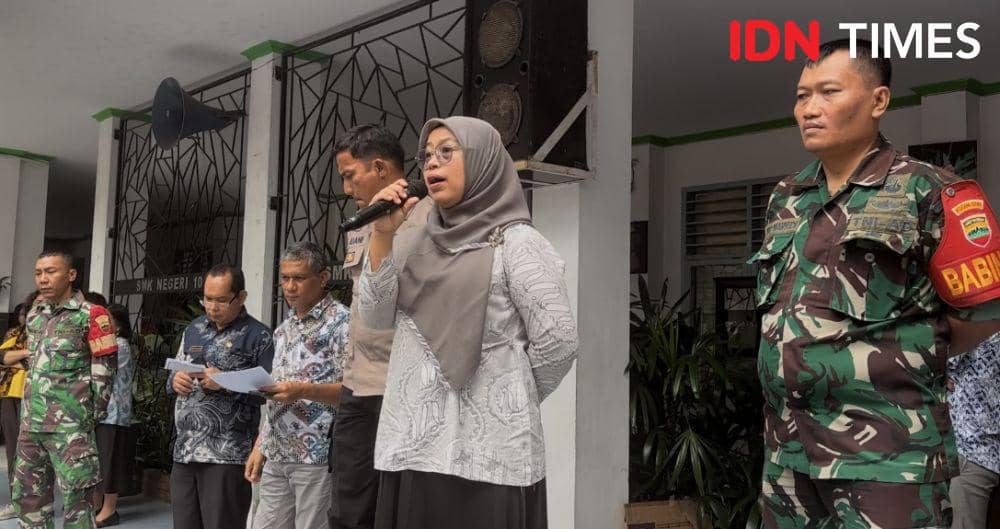 Suasana demo para siswa SMK Negeri 10 Medan (IDN Times/Indah Permata Sari)