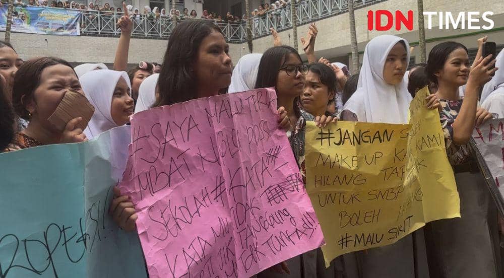 Suasana demo para siswa SMK Negeri 10 Medan (IDN Times/Indah Permata Sari)