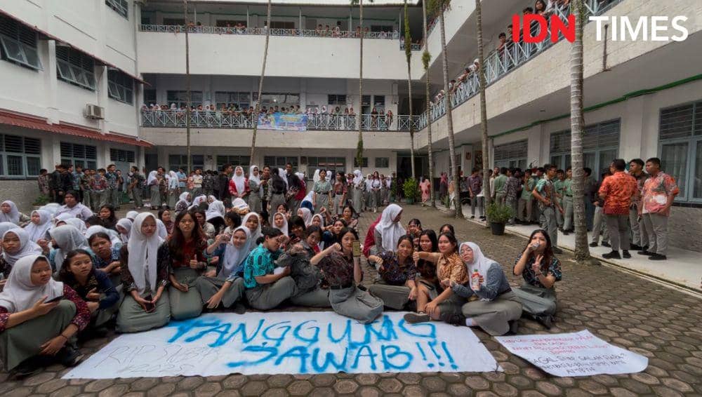 Suasana aksi demo dari siswa  SMK Negeri 10 (IDN Times/Indah Permata Sari)