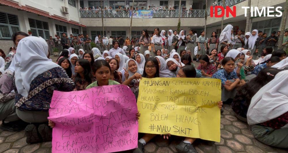 Suasana aksi demo dari siswa  SMK Negeri 10 Medan (IDN Times/Indah Permata Sari)