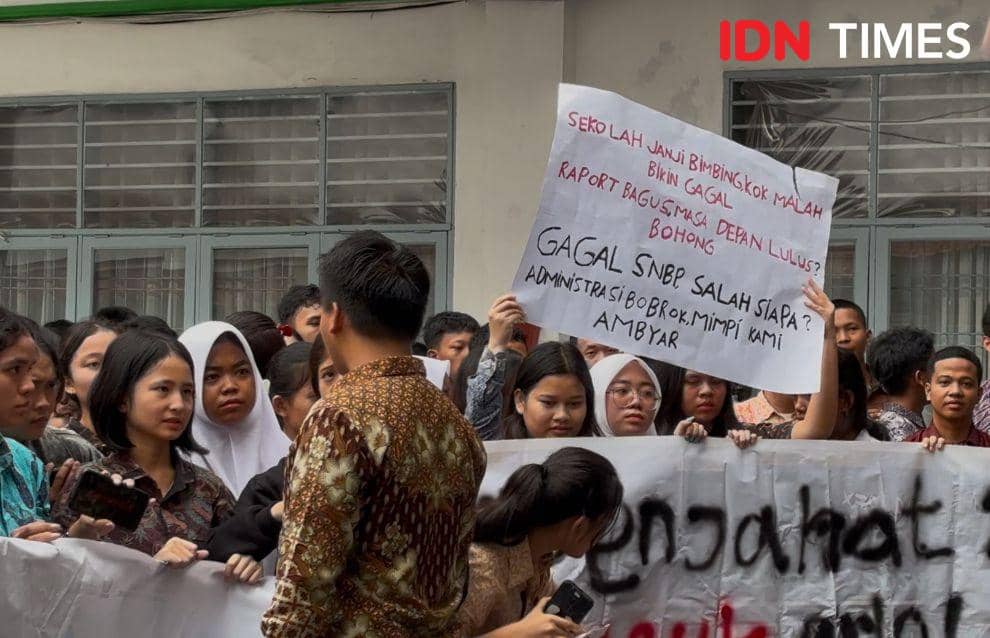 Suasana aksi demo dari siswa  SMK Negeri 10 Medan (IDN Times/Indah Permata Sari)