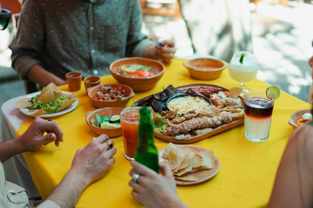 ilustrasi mencicipi makanan lokal (pexels.com/Los Muertos Crew)