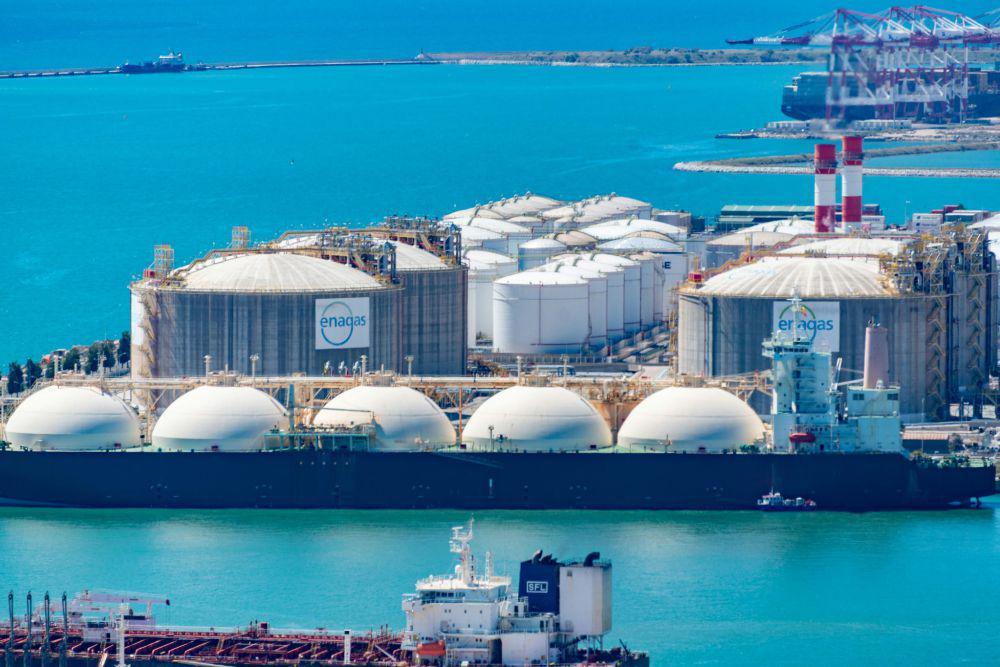 Bahlil Kirim Tim ke China, Cek Proyek LNG Terapung Terbesar RI