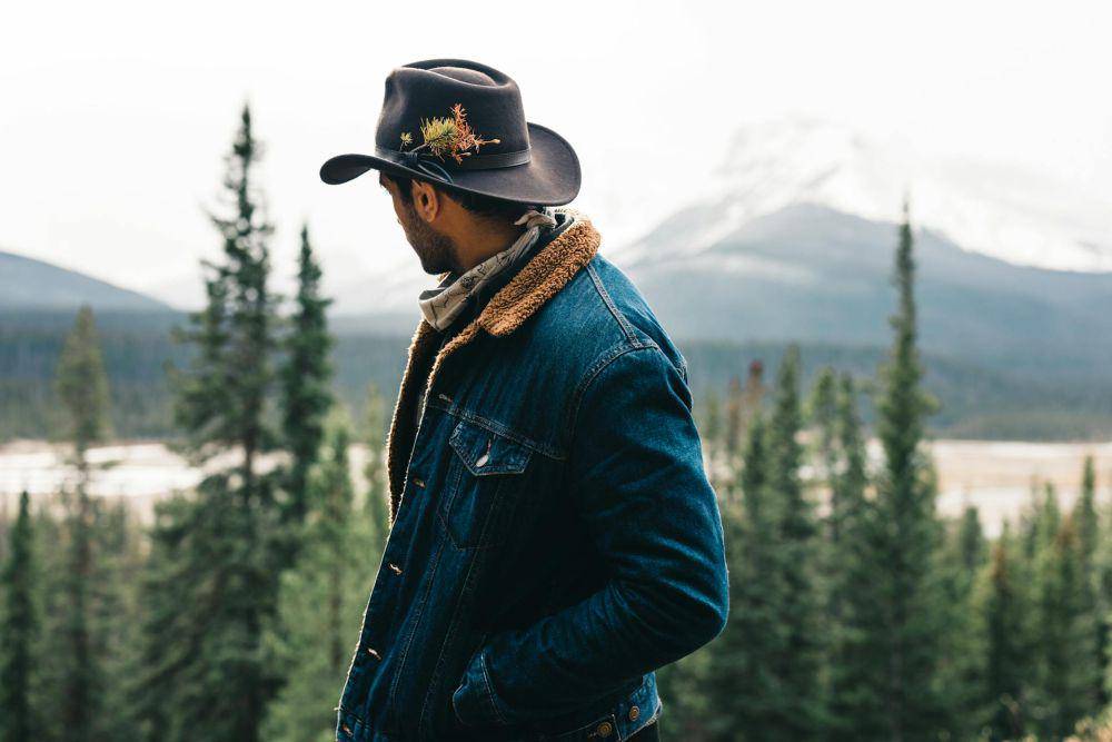 ilustrasi cowboy hat (pexels.com/Ali Kazal)