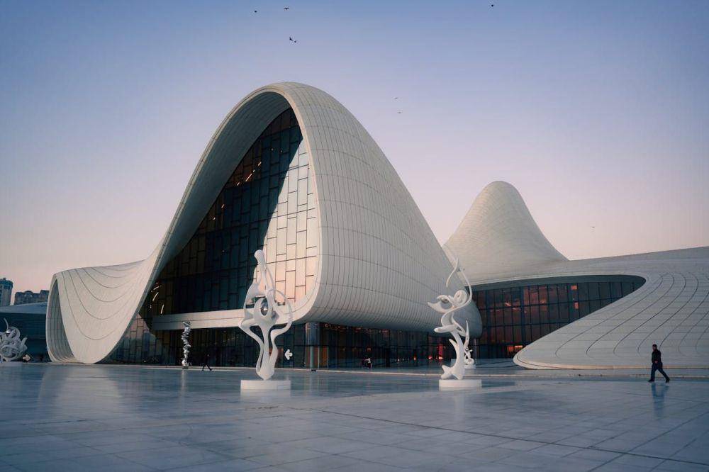 desain fluid dan organik Heydar Aliyev Center (pexels.com/Mihman Duğanlı)