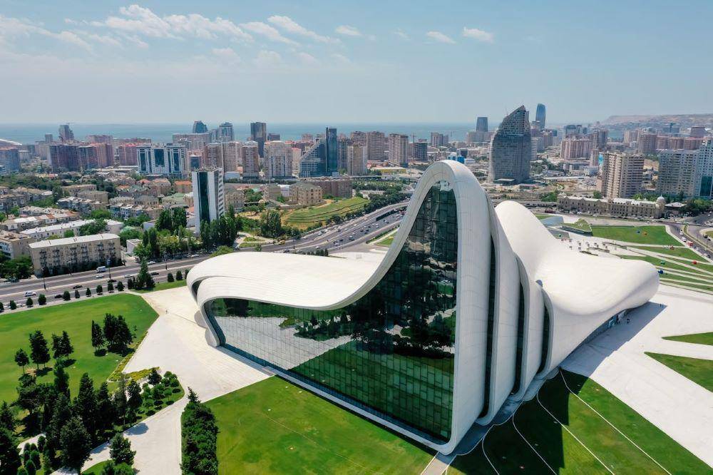 Heydar Aliyev Center, landmark Azerbaijan (pexels.com/Mikhail Nilov)