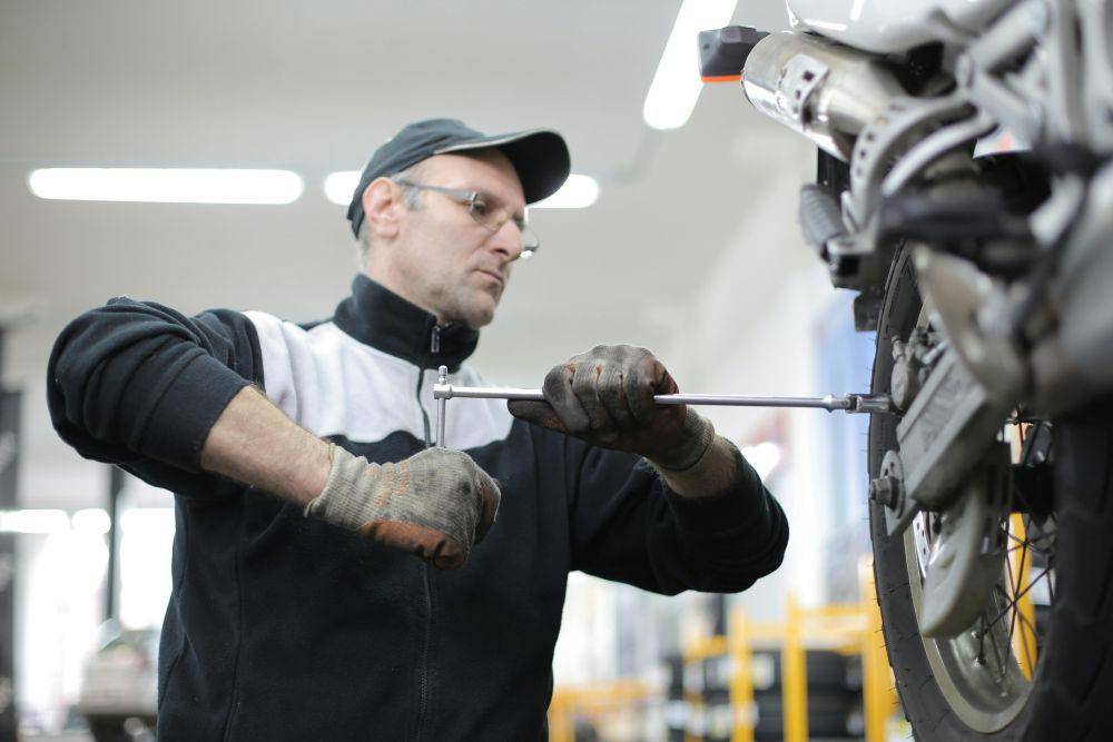 ilustrasi memasang ban tubeless motor (pexels.com/Andrea Piacquadio)