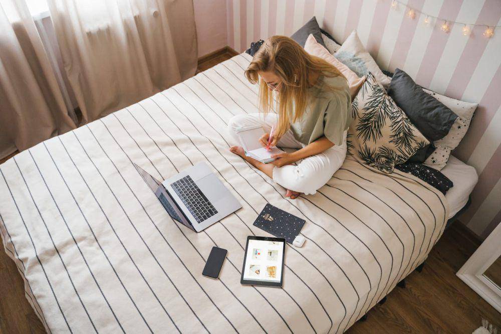 ilustrasi bekerja di kamar (pexels.com/Tima Miroshnichenko)