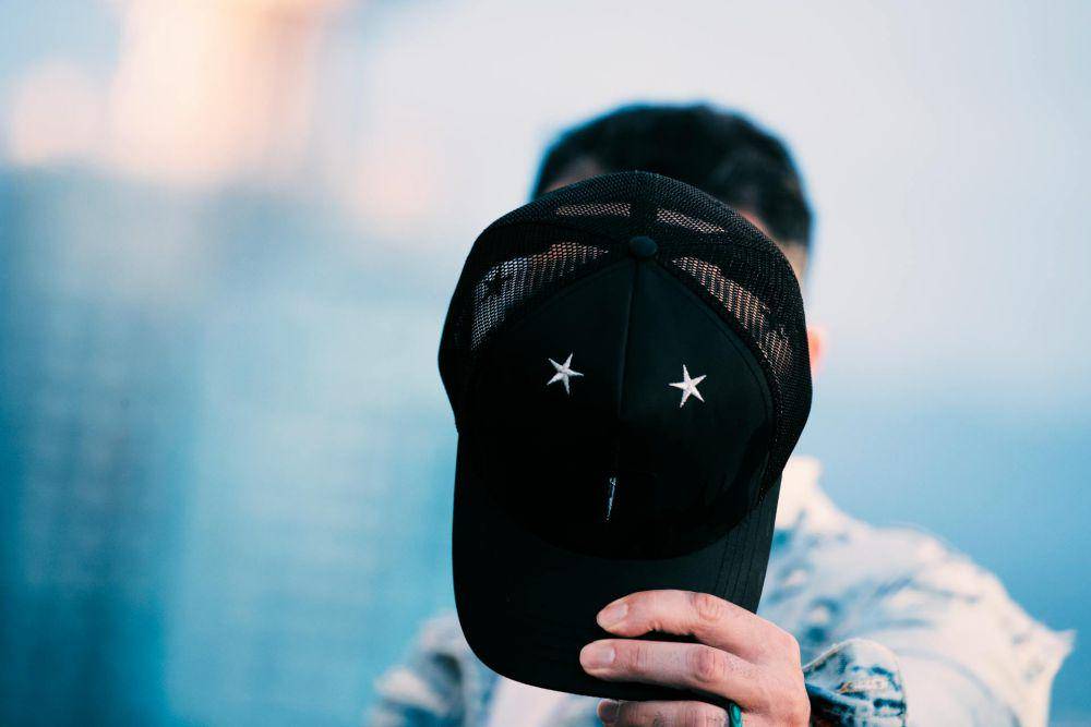 ilustrasi trucker hat (pexels.com/WeStarMoney Rec)