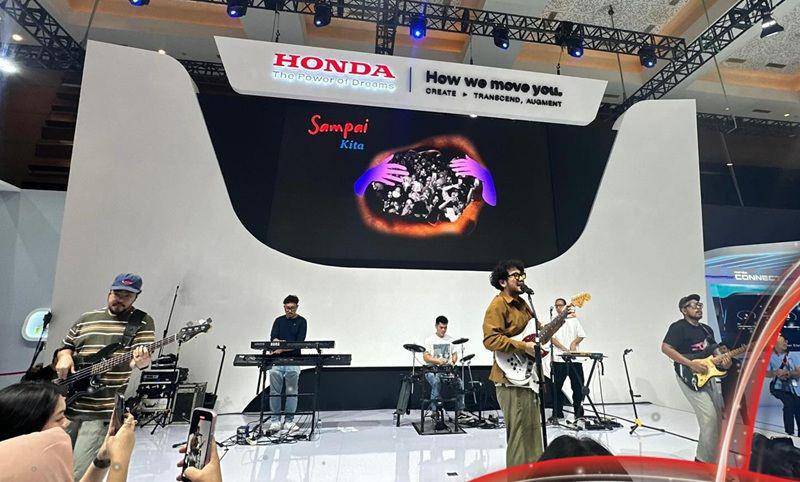 potret suasana open space IIMS Night Live 2024 yang menyajikan pertunjukkan penyanyi Kunto Aji (facebook.com/Indonesia International Motor Show)
