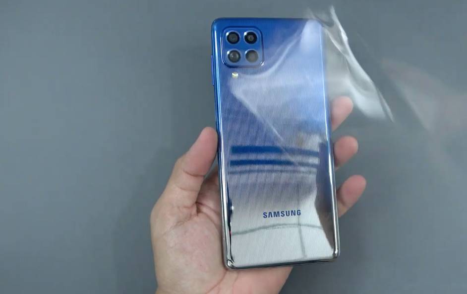 unboxing Samsung Galaxy M62 (youtube.com/Vy Vo Xuan)