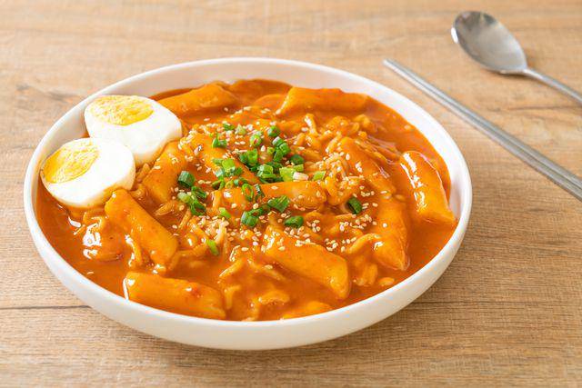 ilustrasi ttoekbokki (vecteezy.com/topntp26)
