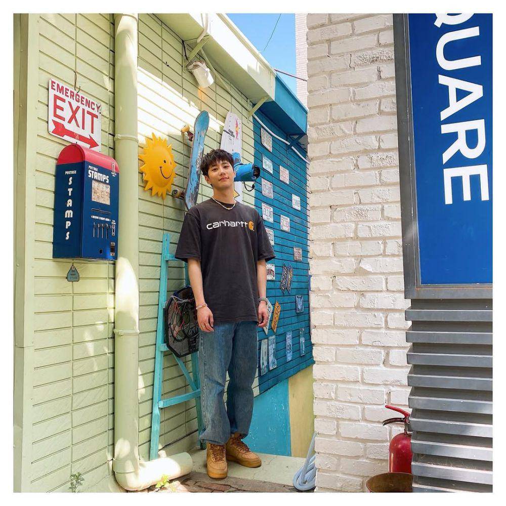 outfit street style kekinian ala Lee Jun Young (instagram.com/real_2junyoung)