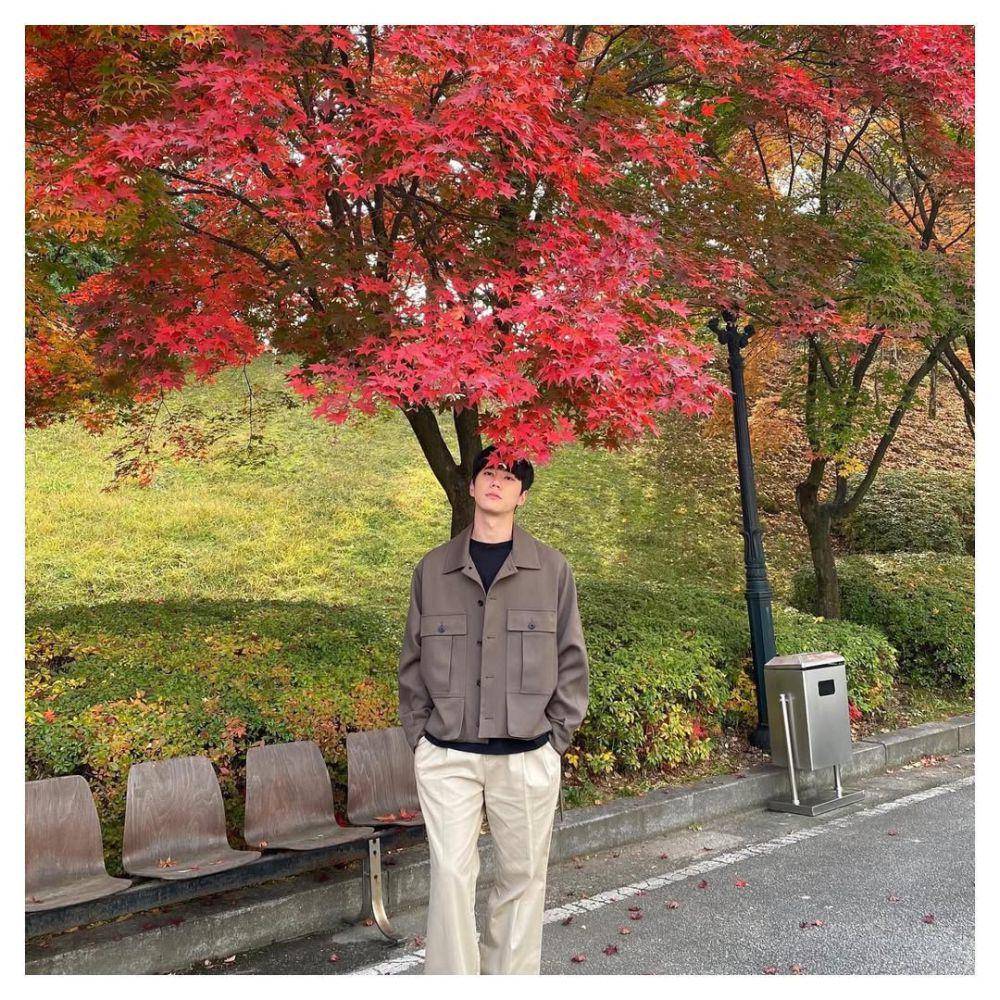 outfit street style kekinian ala Lee Jun Young (instagram.com/real_2junyoung)