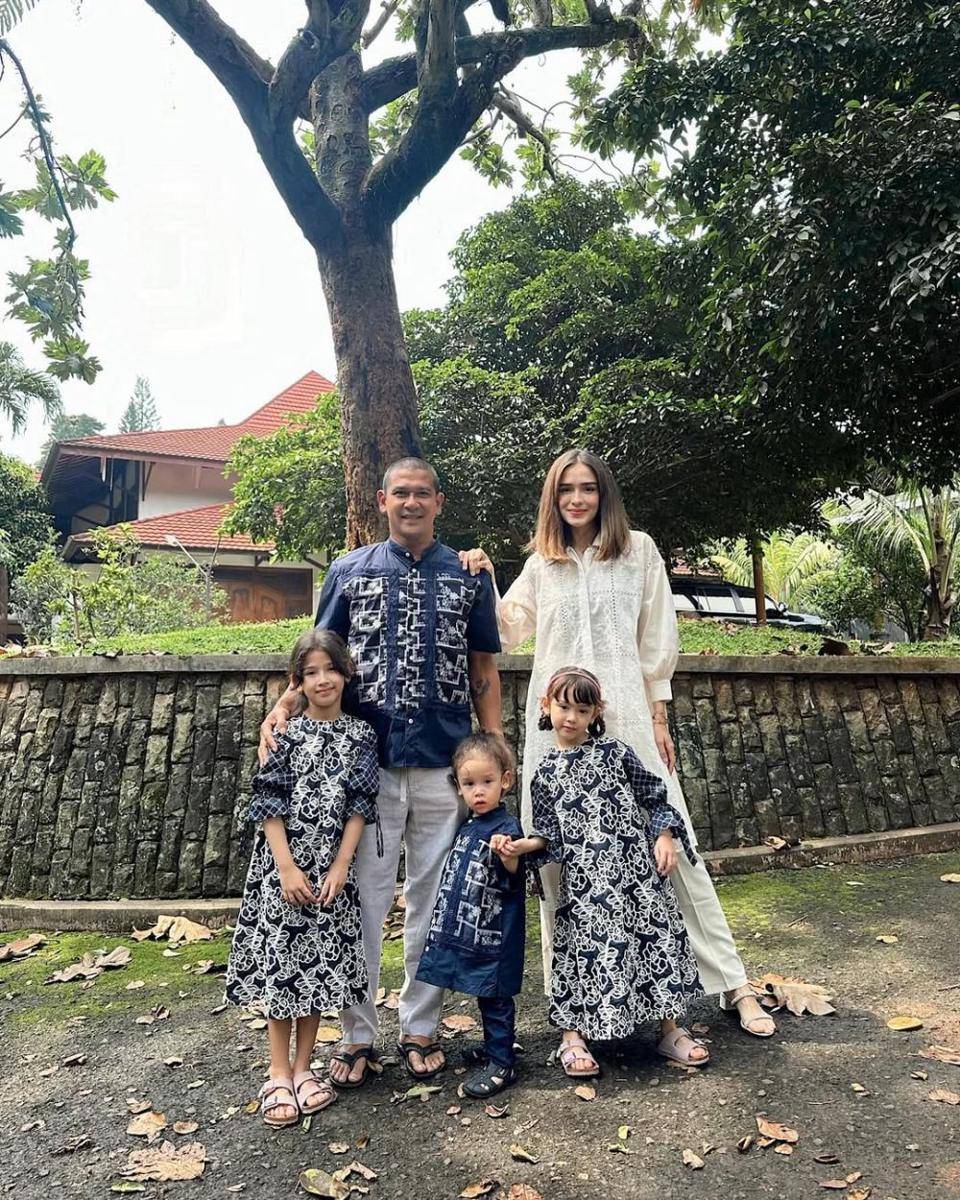 OOTD Couple ala Yasmine Wildblood dan Suaminya (instagram.com/yaswildblood)