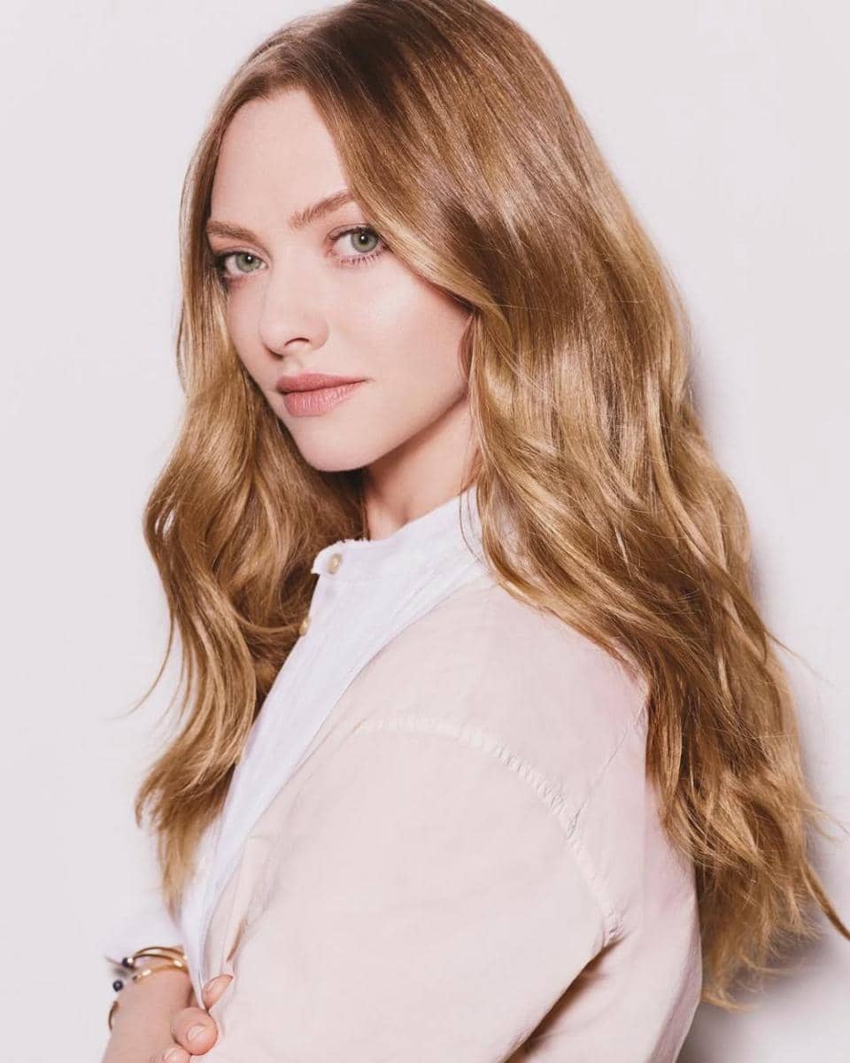 Potret Amanda Seyfried dalam unggahan Instagram, menampilkan wajah aktris tersebut dengan latar yang tidak disebutkan.