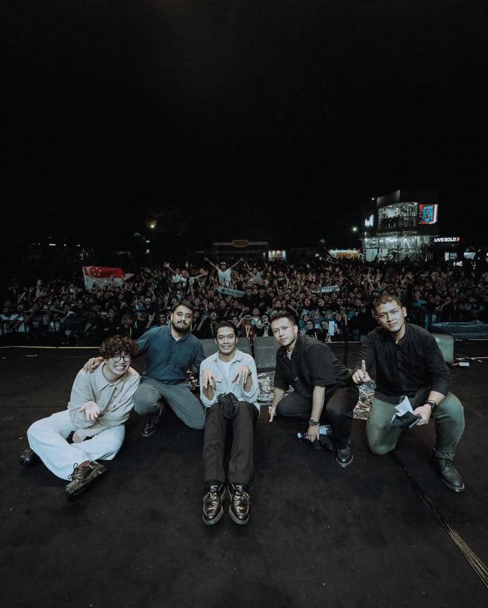 Perunggu setelah selesai perform. (instagram/perunggu_)