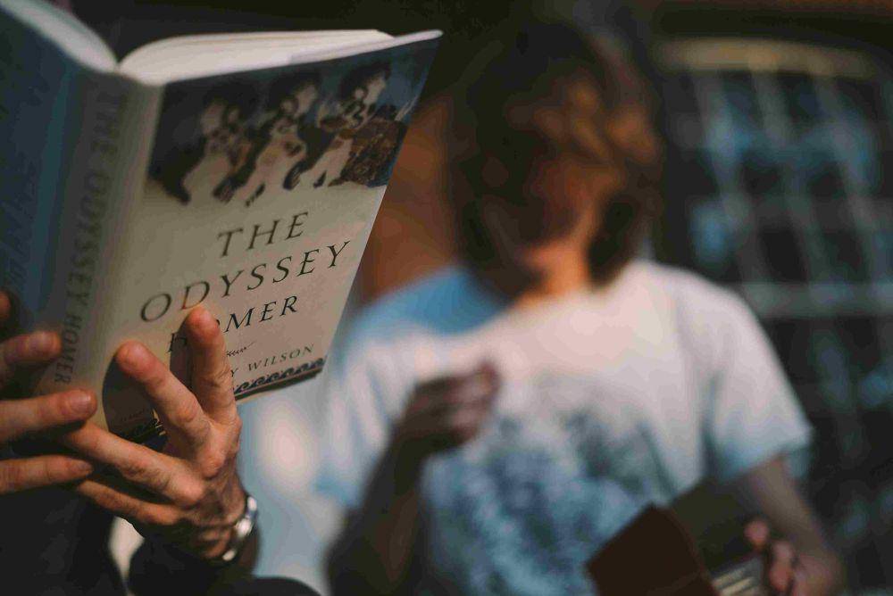 ilustrasi membaca buku bersama (unsplash.com/Tbel Abuseridze)
