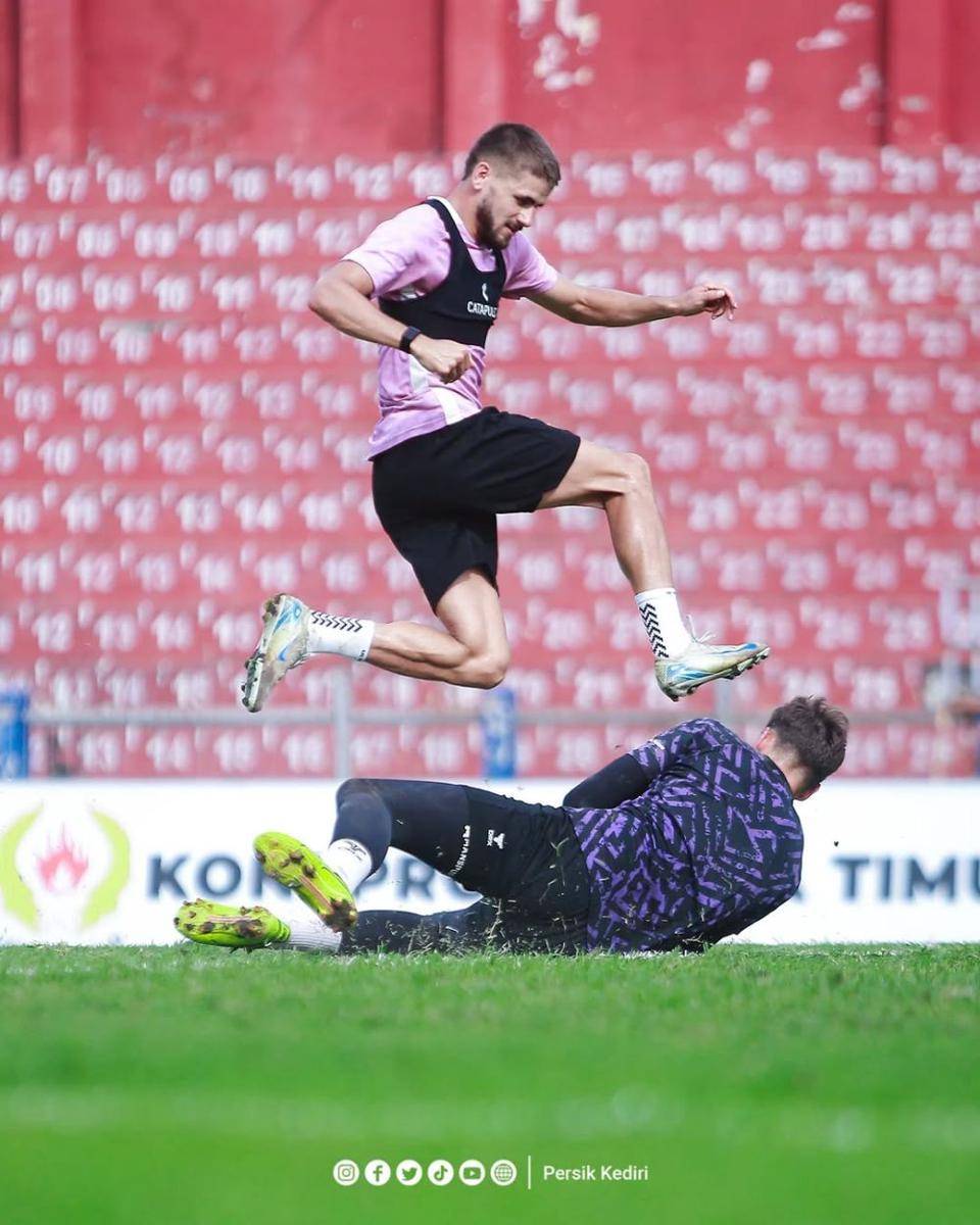 Pemain Persik Kediri saat berlatih. Instagram.com/persikfcofficial