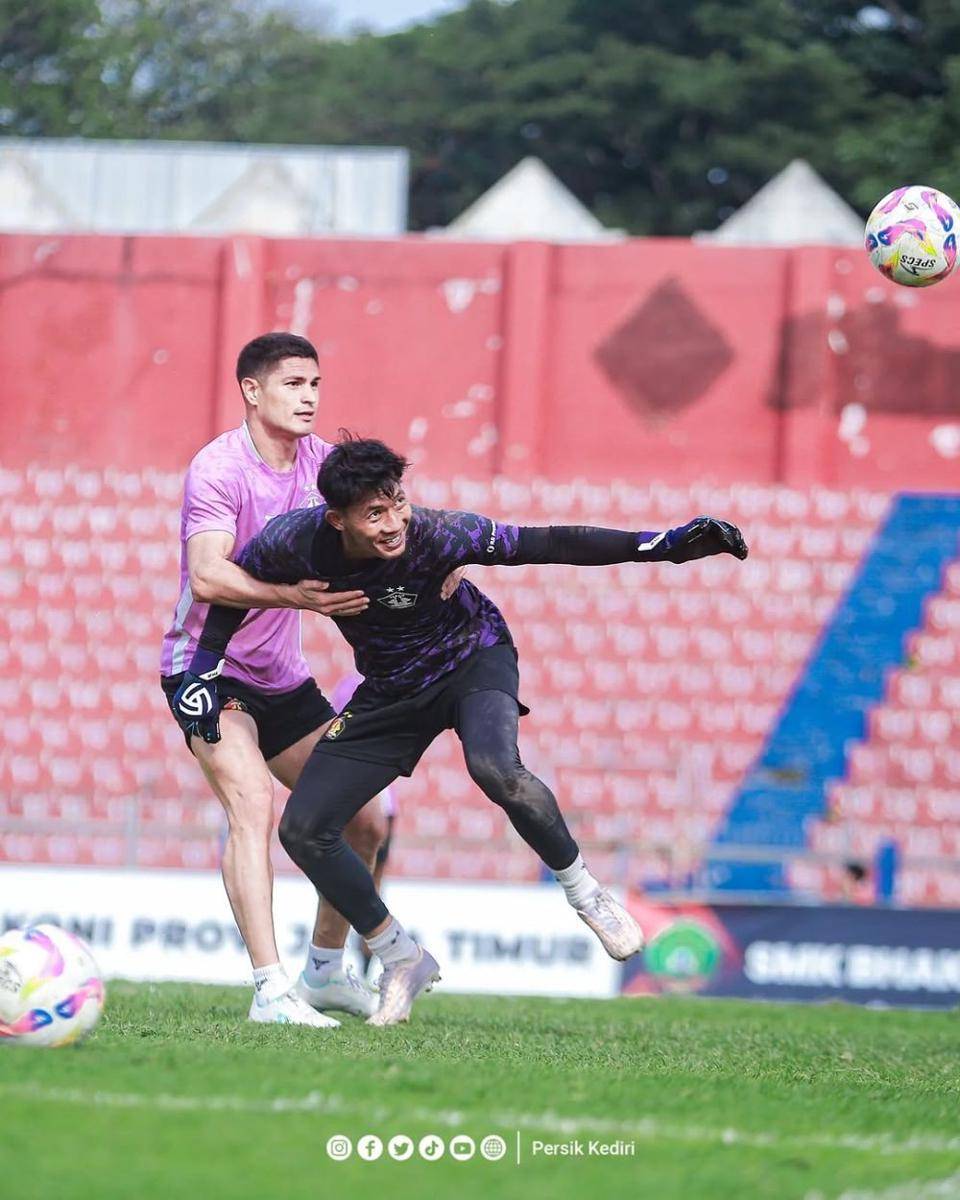 Pemain Persik Kediri saat berlatih. Instagram.com/persikfcofficial