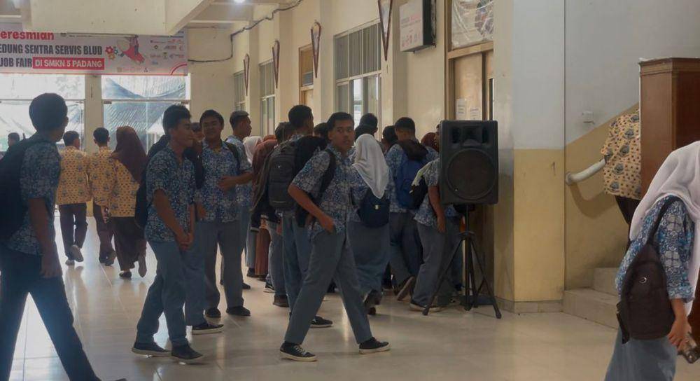 Siswa kelas 12 SMKN 5 Padang menunggu kepastian sekolah soal SNBP (Foto: IDN Times/Halbert Caniago)