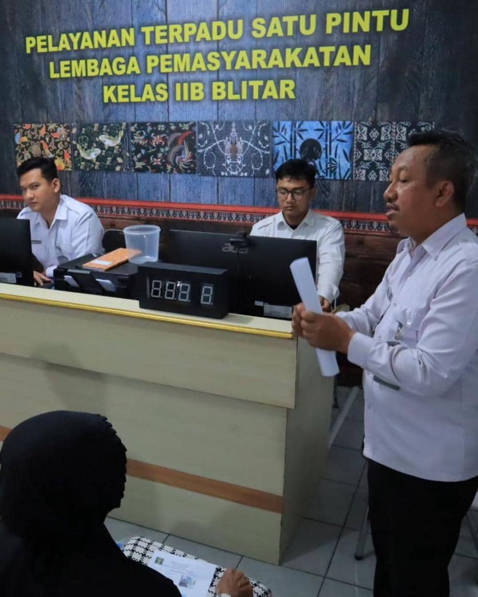 Petugas Lapas Blitar saat memberi pengarahan ke pengunjung. IDN Times/ istimewa
