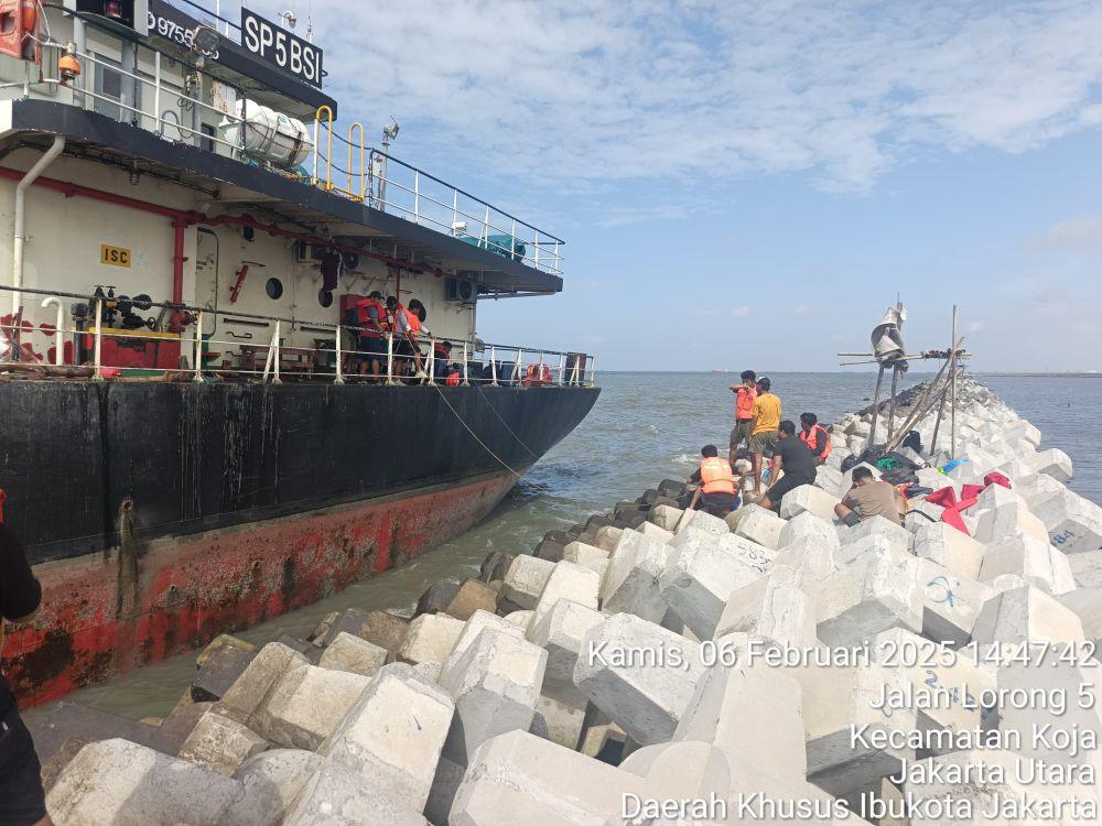 Kronologi  Kapal Karam di Tanjung Priok Selama Nyaris 12 Jam