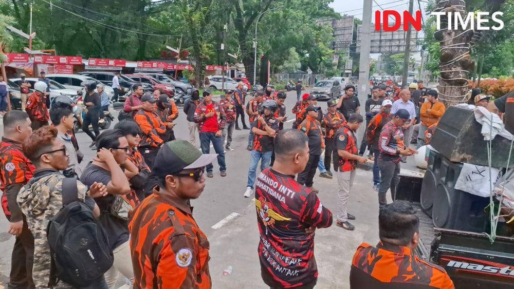Satuan Siswa Pelajar dan Mahasiswa (Sapma) Pemuda Pancasila (PP) Kota Makassar menggelar aksi unjuk rasa di depan Kantor Pengadilan Negeri (PN) Makassar, Kamis (6/2/2025). IDN Times/Darsil Yahya