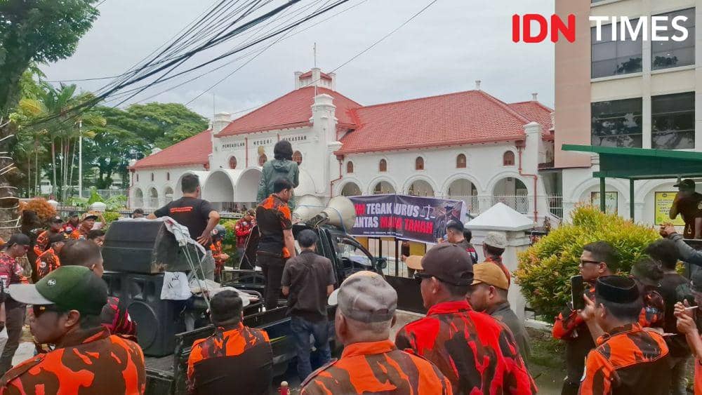 Satuan Siswa Pelajar dan Mahasiswa (Sapma) Pemuda Pancasila (PP) Kota Makassar menggelar aksi unjuk rasa di depan Kantor Pengadilan Negeri (PN) Makassar, Kamis (6/2/2025). IDN Times/Darsil Yahya