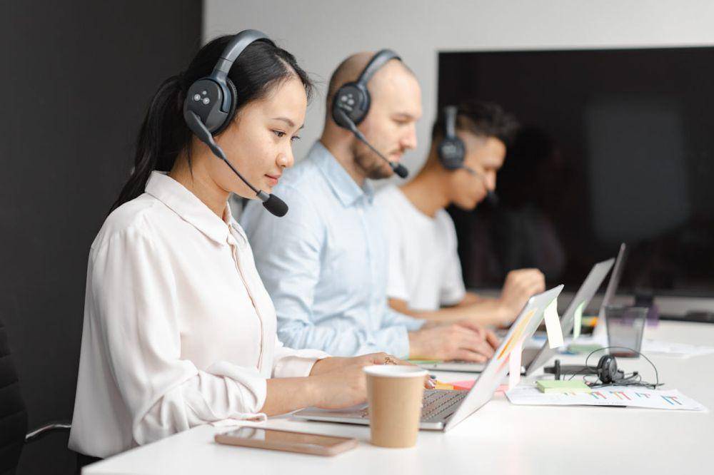 ilustrasi bekerja sebagai call center (pexels.com/Mikhail Nilov)
