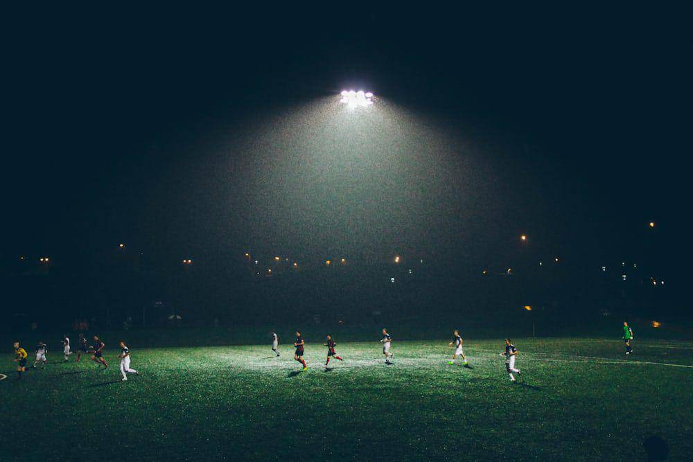 ilustrasi pertandingan sepak bola (unsplash.com/@akeenster)