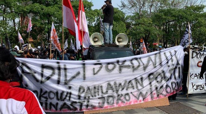 Gerakan Arek Suroboyo Menuntut 'Adili Jokowi'