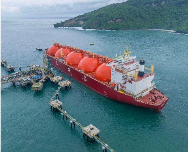 Kapal Raksasa MT Lady Eva Bawa Sumber Energi Bersih ke Tambang AMMAN