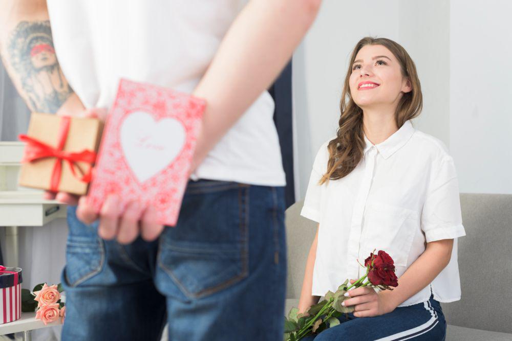 5 Zodiak dengan Love Language Receiving Gifts, Libra Suka Kejutan!