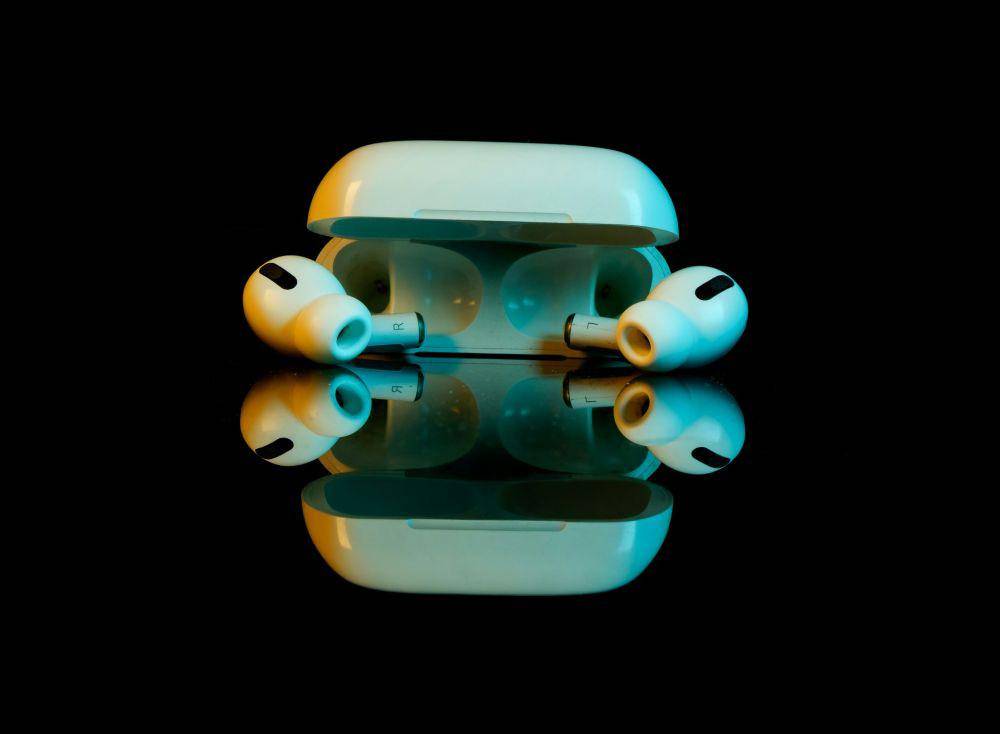 AirPods Pro 2 (unsplash.com/Aniket Narula)
