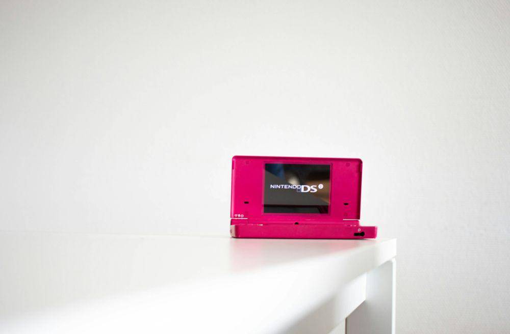 Nintendo DS (unsplash.com/@dmjdenise)