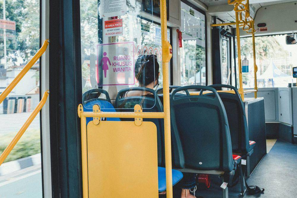 Ilustrasi suasana di dalam Transjakarta (unsplash.com/Emod)